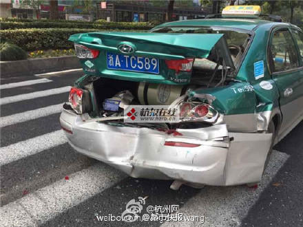 奔馳追尾出租車