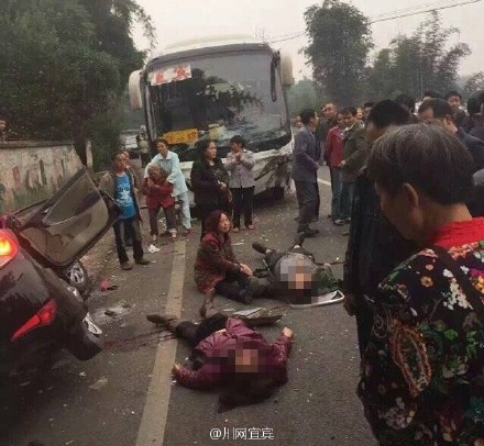 婚車失控撞上客車