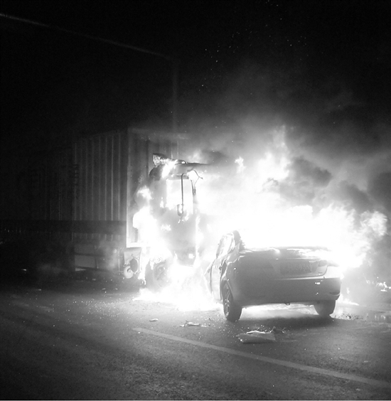 快遞車與小車相撞