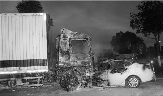 快遞車與小車相撞