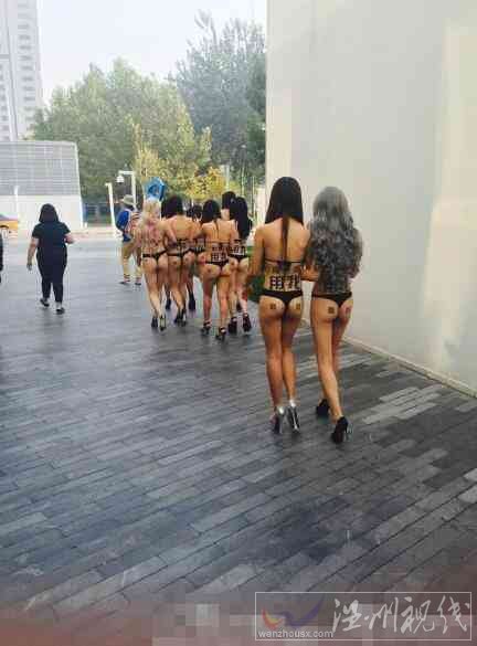 比基尼模特逛街