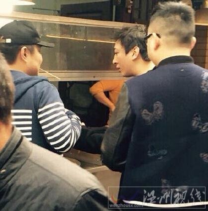 王思聰陪妹子逛武漢小吃街