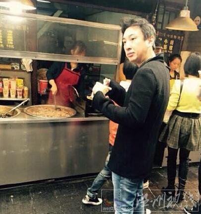 他發(fā)現(xiàn)有人在拍照