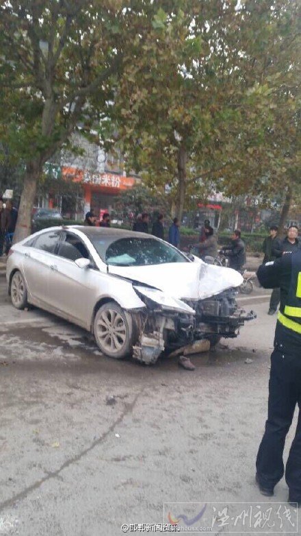 多位行人被撞倒