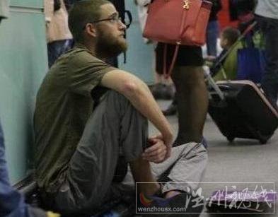 廣州現(xiàn)外籍男乞丐 自稱籌錢旅游