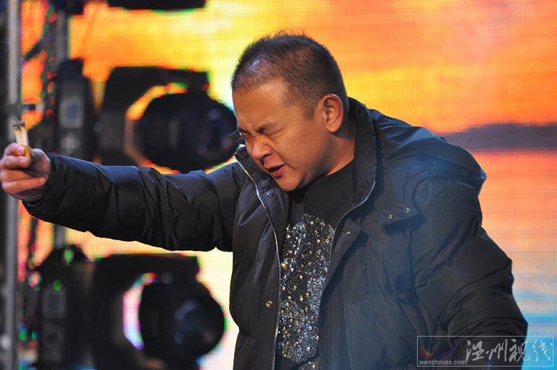 小伙表演連吃煙頭