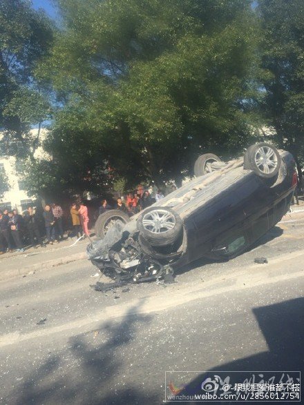 金岙村公交候車廊車禍現場