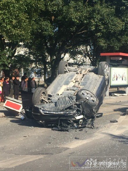 奔馳將一對母女撞飛