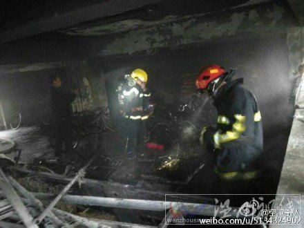 宿舍樓下的停車場內發生火災