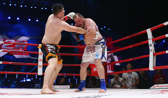 泰森死敵被暴揍