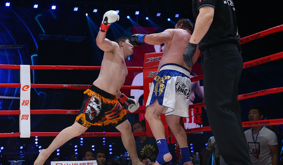 泰森死敵被暴揍