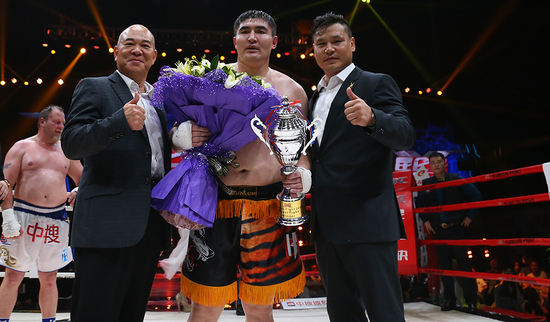 泰森死敵被暴揍