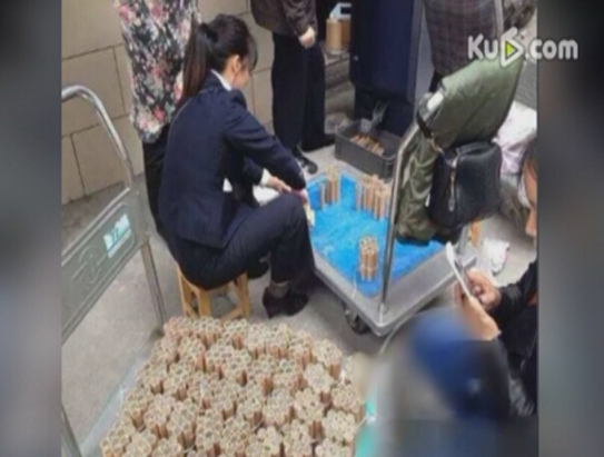 500斤母愛!單親媽媽扛500斤硬幣為女兒買房