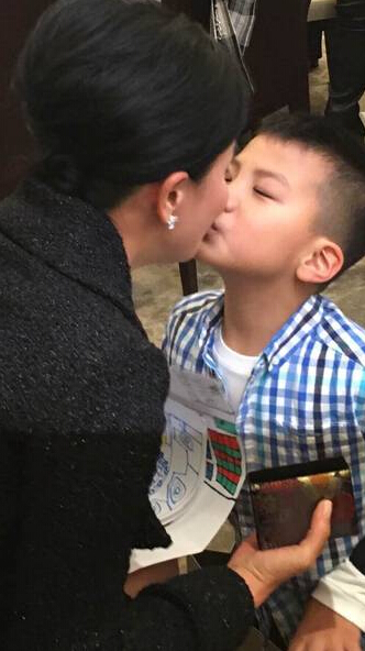 劉嘉玲與康康親親