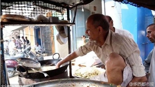 油鍋里徒手炸薯條