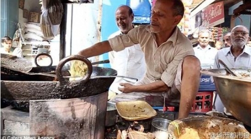 油鍋里徒手炸薯條
