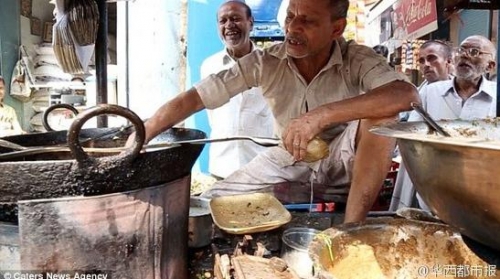 油鍋里徒手炸薯條