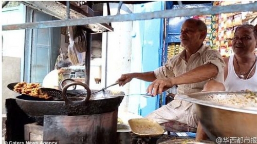 油鍋里徒手炸薯條