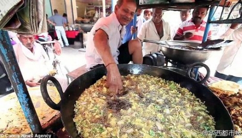 油鍋里徒手炸薯條