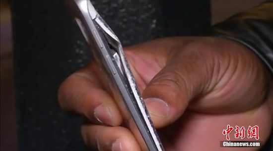 男子靠手機擋子彈