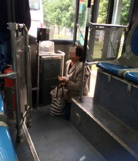 老人上車遭拒下跪因帶活雞