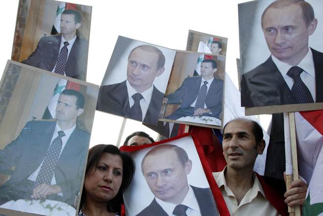 敘利亞政府軍支持者高舉普京和阿薩德頭像