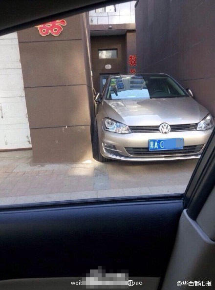 女司機霸氣停車