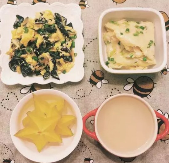 女子做早餐不重樣