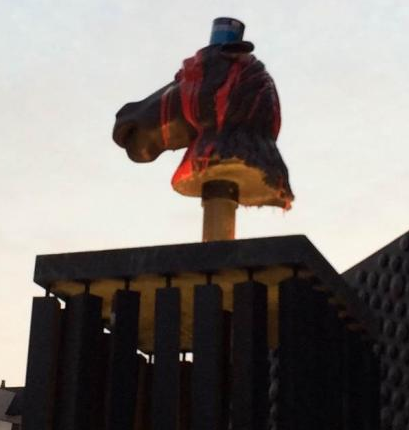 成龍捐臺(tái)灣故宮獸首被潑紅漆 當(dāng)事人被帶走調(diào)查