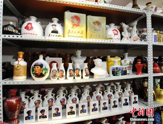 老人收藏萬只酒器