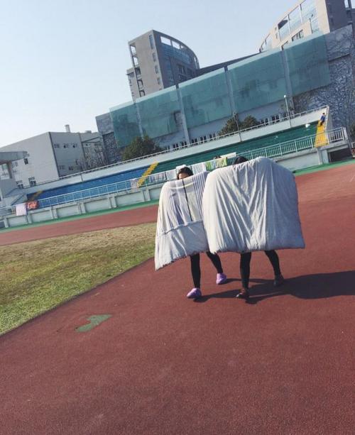 女生裹被走紅網絡