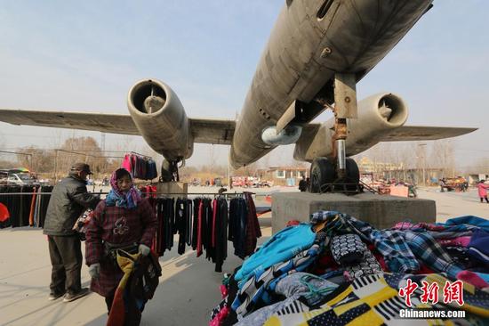 趕集現(xiàn)場(chǎng)現(xiàn)轟炸機(jī)