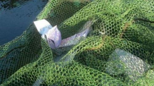 河中撈得巨額現鈔