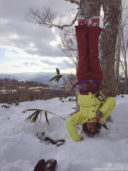 陳意涵雪中倒立