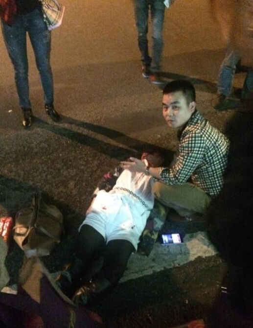 女子低頭玩手機過馬路被車撞