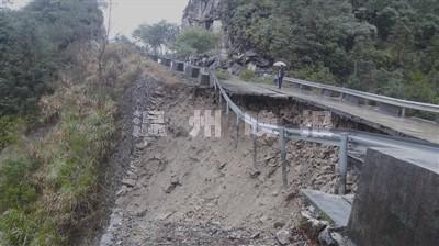 永嘉沙頭鎮淡下線嶺窟路段公路塌方