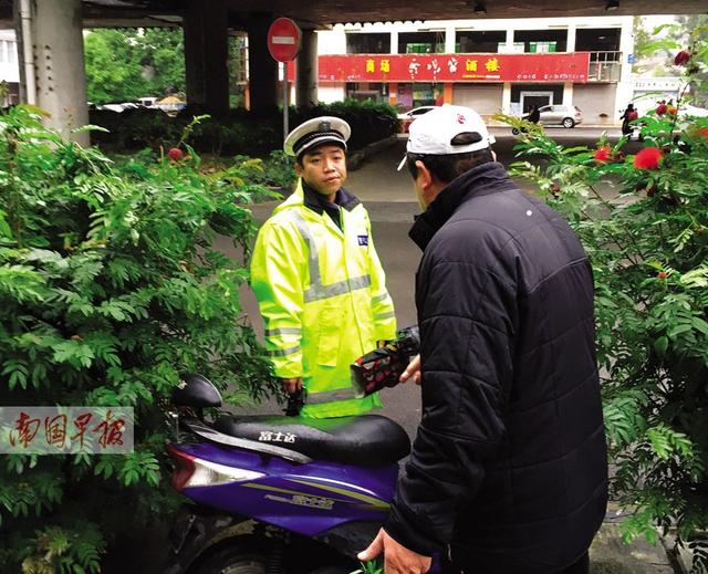 協(xié)警躲樹叢拍違法車輛