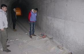 女孩被裝皮袋綁走