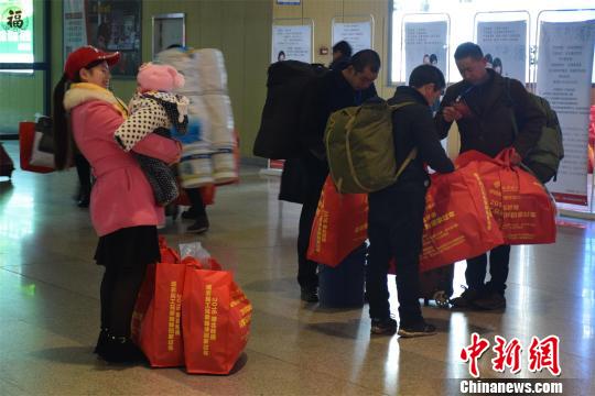 武漢600多名農民工乘免費專列回家