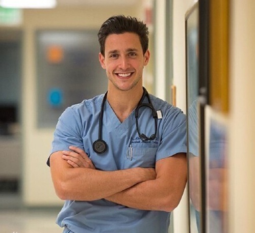 全球最帥醫生走紅