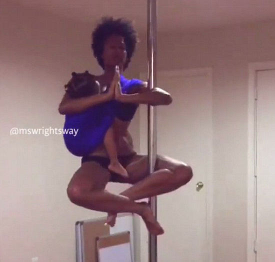 女子跳鋼管舞哺乳