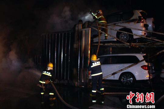 部分豪車已被燒成空殼 郭向陽 攝