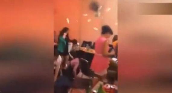 同學聚會炫富撒錢