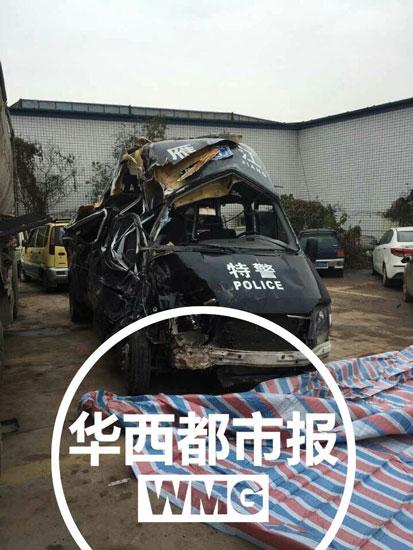 特警巡邏車與轎車相撞