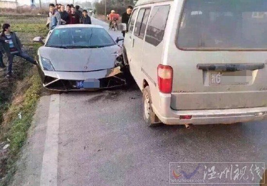 五菱之光撞豪車