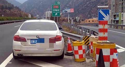 高速路上停車睡覺