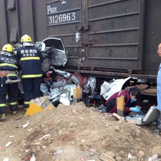 西安轎車火車相撞