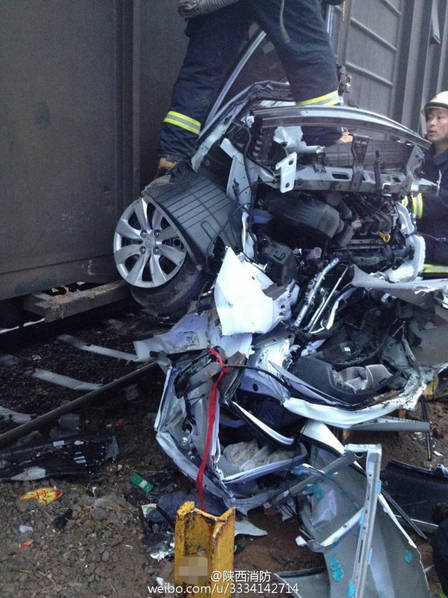 西安轎車火車相撞