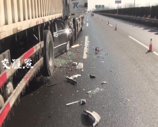 轎車遭貨車夾擊