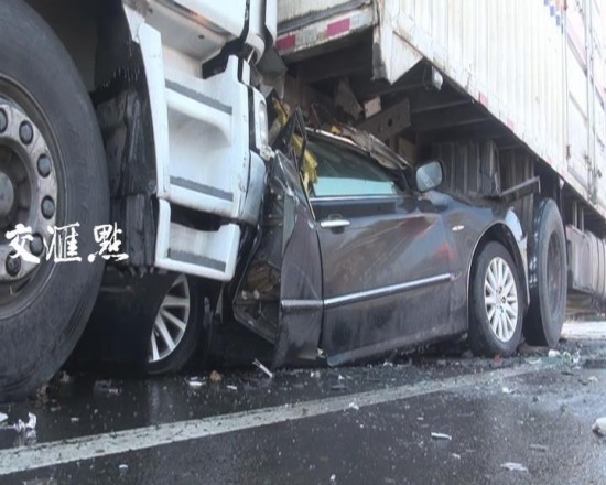 轎車遭貨車夾擊